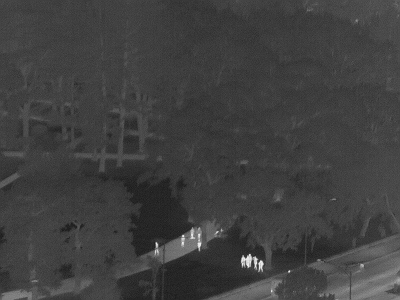 TK在約200米處拍攝的某公園夜景圖，人清晰可見.png